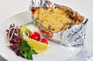 Форель на гриле с сальсой из томатов и базелика