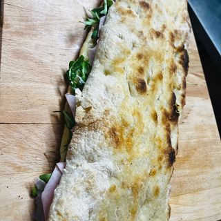 Bianca ripiena provola rucola prosciutto cotto