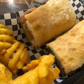 Pollastre, Bacon Anelles de ceba, ou ferrat i salsa ranxera. 