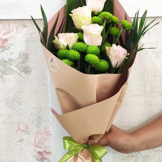 Buchet trandafiri și crizanteme