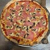 7	Pizza Prosciutto y Funghi (26 cm.)