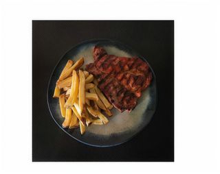 Ceafă de porc la grătar cu cartofi proaspeți prăjiți