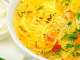 Zeamă de pui cu tăieţei de casă