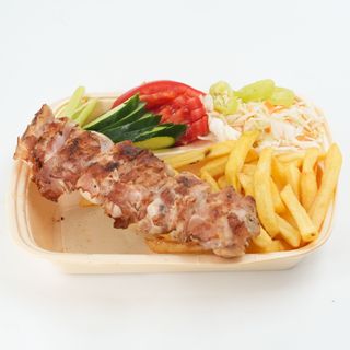 Obrok sa pilećim ražnjićem u slanini