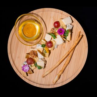 Асорті вишуканих сирів (240г)