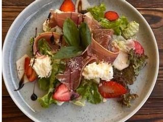 Салат хамон-страчателла