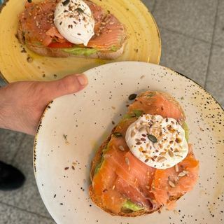 Tosta de Queijo Creme, Salmão e Ovo Escalfado