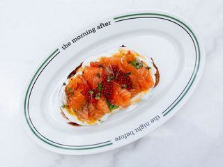 Chleb na zakwasie z łososiem, awokado