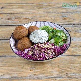 Купа фалафел със салата с краставици и червено зеле (350г)