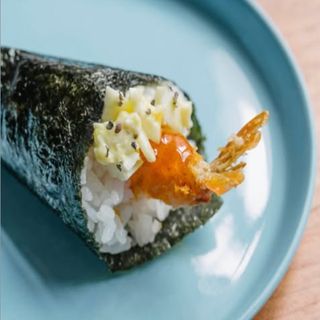 73. Temaki De Langostinos Tempura (1 Pza.)