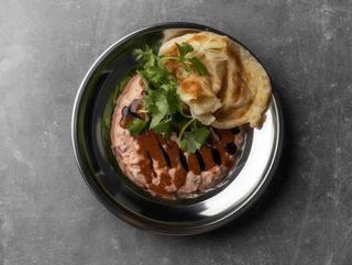 Турецький йогурт з тхіною та томатною сальсою