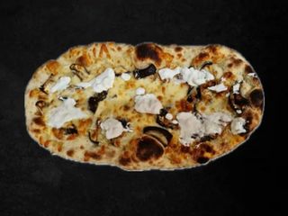 Parmigiana di melanzane bianca con basilico fresco e burrata