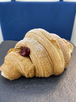 Круасан вишня шматками