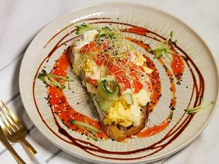 Тост з лососем с/с та скремблом