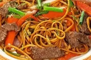 Tallarín Saltado