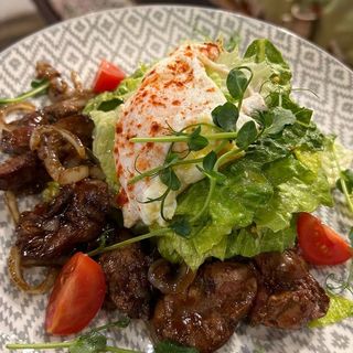 Салат з курячою печінкою та яйцем