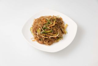 Spaghetti di soia con verdure e frutti di mare