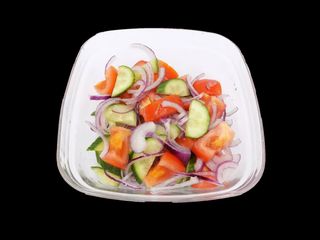 Salata de rosii, castraveti si ceapa