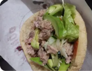 Panino con avocado e tonno