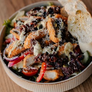 Sałatka z panierowanym kurczakiem 