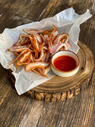 Підкопчені свині вуха з гострим соусом (100/20г)