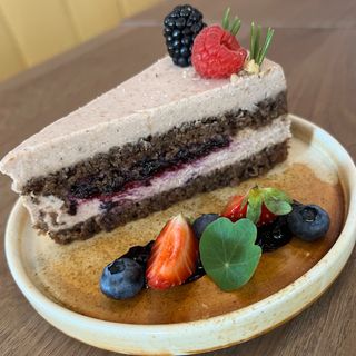 Парче торта Орехова с боровинки /веган/ (190 гр)