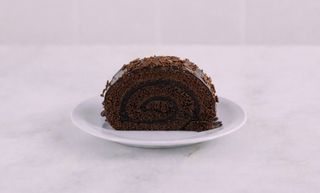 Fatia de torta de chocolate e avelã