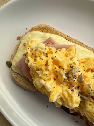 Tostada Mixta Con Huevos Revueltos