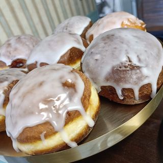 Pączek z powidłami z czarnej porzeczki