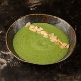 Крем-суп шпинатний з мигдалевими пластівцями (200г)