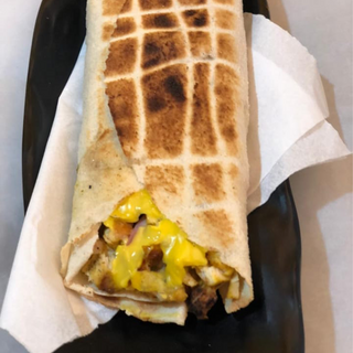 Panini Saucisse على الفحم