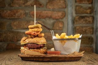 Vege cheeseburger sa pomfritom, pohovanim lukom i pohovanom paprikom