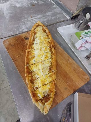 Ki̇ymali̇ kaşarli pi̇de