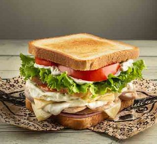 Sándwich De Pollo Con Patatas Caseras