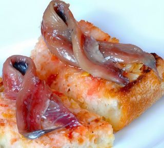 Anchoas Del Cantábrico Con Pan Con Tomate