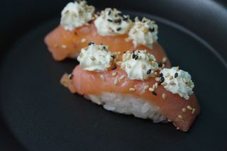 Нигири пушена сьомга, филаделфия  (2бр-70гр)