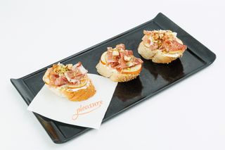 Brusketi sa pršutom i kruškom