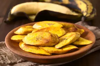 Ración de plátanos fritos con queso y mantequilla