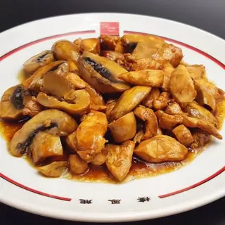 42. Pollo con salsa de champiñones