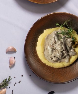 Бефстроганов с грибами и картофельным пюре