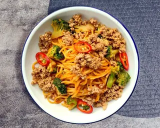NOODLE CURRY z kurczakiem