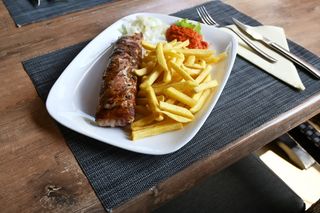 Punjena vješalica s prilogom