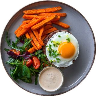 Біфштекс з окатою яєчнею та бататом фрі (350/50г)