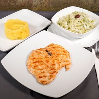 Piept de pui la grătar cu piure de cartofi și salată de varză