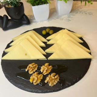 Tapa de queso gouda con olivas