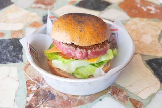 Cheeseburger + patatas fritas