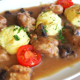 Пилешки хапки с гъби, печен сос и пухкаво картофено пюре 350 гр.