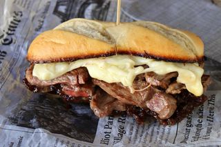 Bocadillo De Ternera Con Queso Y Alioli