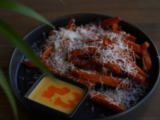 Батат-фрі з сирним соусом (150/50/15g)