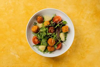 Салат з курячим попкорном